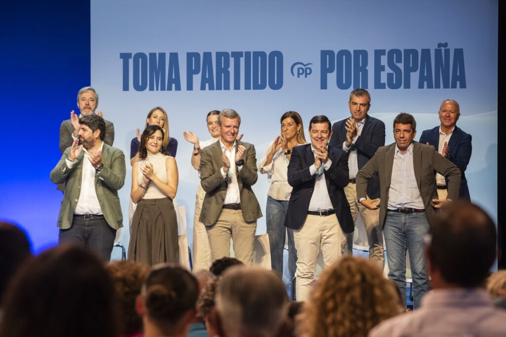 Los presidentes autonómicos del PP durante la clausura del acto de presentación de la ‘Declaración de la Región de Murcia’, en el Teatro Circo de Murcia, el 28 de septiembre de 2025. Víctor Fernández/Europa Press.
