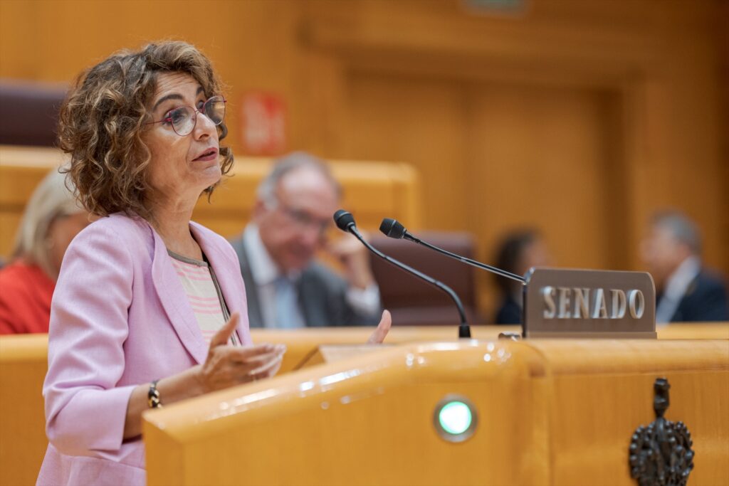 La vicepresidenta primera y ministra de Hacienda, María Jesús Montero, durante una sesión de control al Gobierno, en el Senado | Diego Radamés (Europa Press).