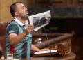 El diputado de Sumar Nahuel González, muestra una foto de un toro en una corrida en su intervención durante una sesión plenaria, en el Congreso de los Diputados, a 7 de octubre de 2025, en Madrid (España) | 
Eduardo Parra / Europa Press
07/10/2025