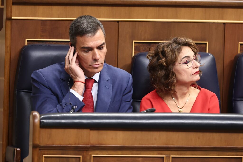 El presidente del Gobierno, Pedro Sánchez, y la vicepresidenta primera y ministra de Hacienda, María Jesús Montero. Eduardo Parra/Europa Press.