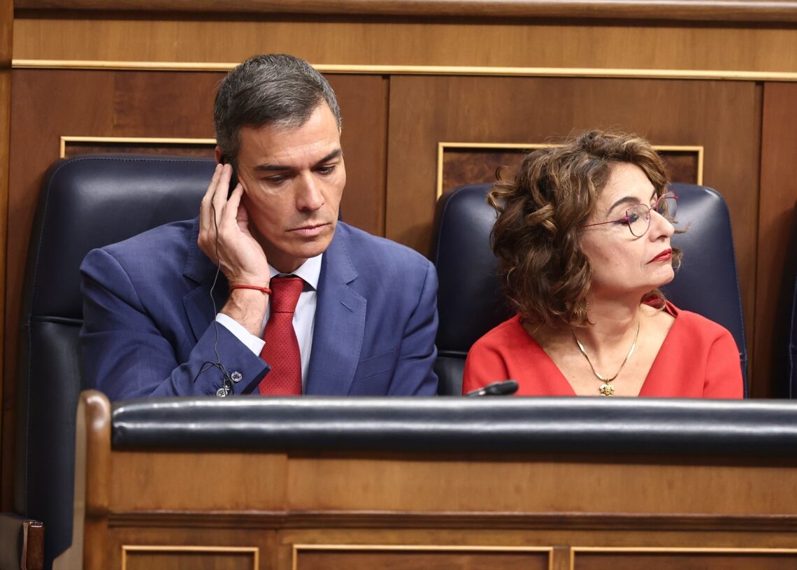 El presidente del Gobierno, Pedro Sánchez, y la vicepresidenta primera y ministra de Hacienda, María Jesús Montero. Eduardo Parra/Europa Press.
