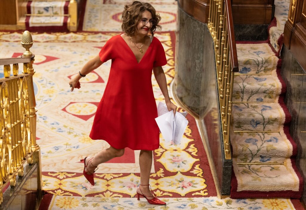 La vicepresidenta primera y ministra de Hacienda, María Jesús Montero, interviene durante una sesión plenaria, en el Congreso de los Diputados | Eduardo Parra (Europa Press).