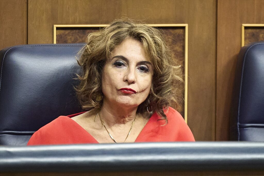 La vicepresidenta primera y ministra de Hacienda, María Jesús Montero, durante una sesión plenaria, en el Congreso de los Diputados | Jesús Hellín (Europa Press).