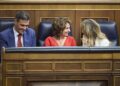 El presidente del Gobierno, Pedro Sánchez; la vicepresidenta primera y ministra de Hacienda, María Jesús Montero; y la vicepresidenta segunda y ministra de Trabajo y Economía Social, Yolanda Díaz; tras la aprobación de la Ley de Movilidad Sostenible. Jesús Hellín/Europa Press.