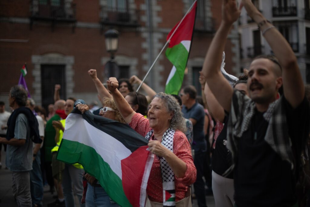 Un grupo de personas con banderas palestinas durante una concentración en Madrid en contra el secuestro de Israel a la flotilla Thousands Madleens. Fernando Sánchez/Europa Press.