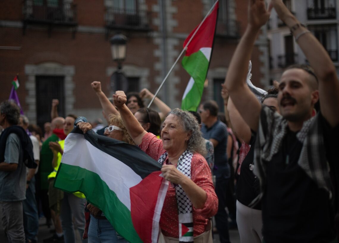 Un grupo de personas con banderas palestinas durante una concentración en Madrid en contra el secuestro de Israel a la flotilla Thousands Madleens. Fernando Sánchez/Europa Press.