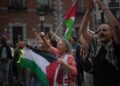 Un grupo de personas con banderas palestinas durante una concentración en Madrid en contra el secuestro de Israel a la flotilla Thousands Madleens. Fernando Sánchez/Europa Press.