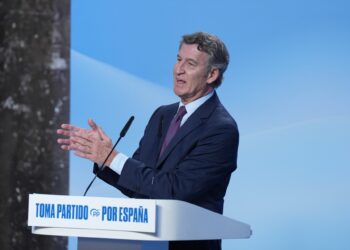 El presidente del Partido Popular, Alberto Núñez Feijóo, interviene durante una acto, en Palo Alto, a 14 de octubre de 2025, en Barcelona, Catalunya (España). Durante el acto, Feijóo ha presentado el plan migratorio del PP, con el que pretenden atreverse tanto los votantes del PSOE como de Vox, y que está basado en "el orden, la legalidad y la humanidad".

David Zorrakino / Europa Press
14/10/2025