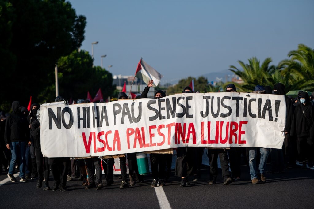 Un grupo de manifestantes corta la circulación en la Ronda Litoral y bloquea el acceso al Parc Logístic de la Zona Franca y Mercabarna con motivo de la huelga general por Palestina. Lorena Sopêna/Europa Press.