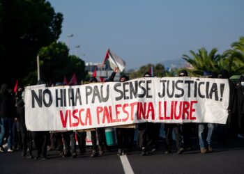Un grupo de manifestantes corta la circulación en la Ronda Litoral y bloquea el acceso al Parc Logístic de la Zona Franca y Mercabarna con motivo de la huelga general por Palestina. Lorena Sopêna/Europa Press.