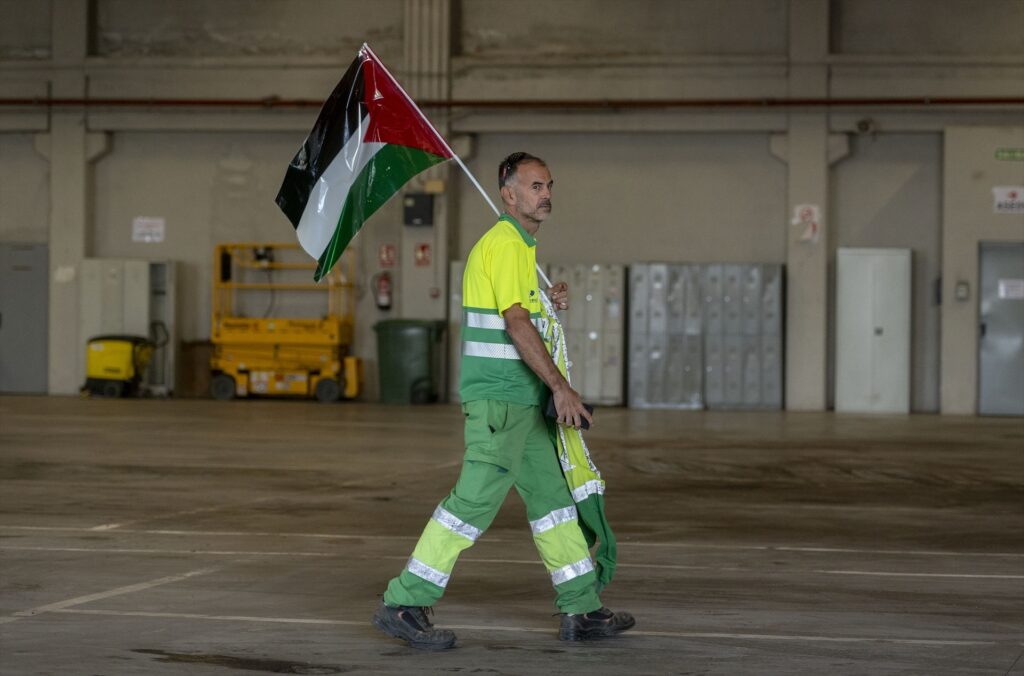 Un trabajador con la bandera de Palestina durante un paro parcial con motivo de la huelga general por Palestina. Alberto Ortega/Europa Press.