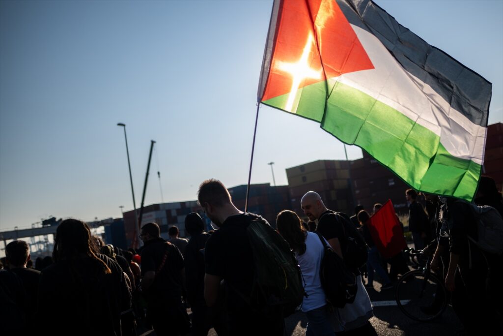 Un grupo de manifestantes corta la circulación en la Ronda Litoral y bloqueo de acceso al Parc Logístic de la Zona Franca y Mercabarna con motivo de la huelga general por Palestina. Lorena Sopêna/Europa Press.