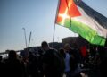 Un grupo de manifestantes corta la circulación en la Ronda Litoral y bloqueo de acceso al Parc Logístic de la Zona Franca y Mercabarna con motivo de la huelga general por Palestina. Lorena Sopêna/Europa Press.