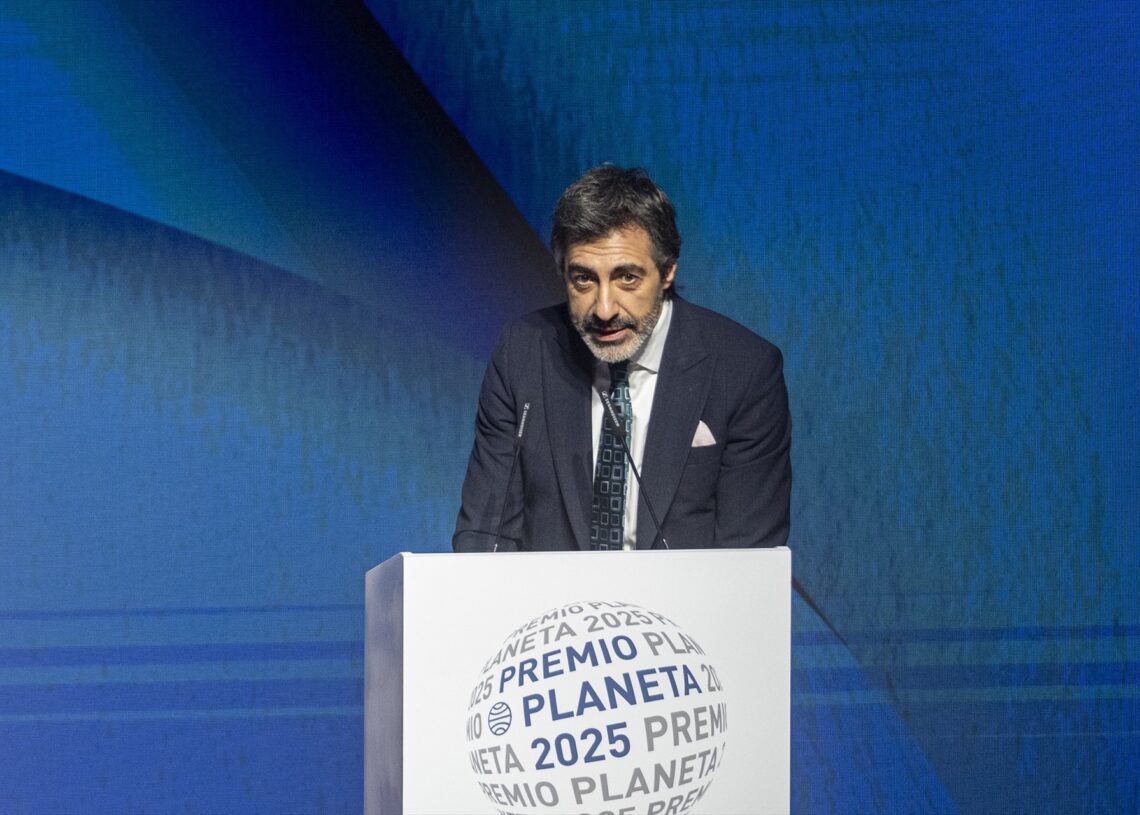 El escritor Juan del Val durante la gala de entrega del Premio Planeta de novela 2025  Museu Nacional d’Art de Catalunya (MNAC), a 15 de octubre de 2025, en Barcelona, Cataluña (España). La edición 2025 de los Premios Planeta, el más prestigioso y mejor dotado de la literatura española, bate récord con 1.320 obras presentadas. Hoy se conocerá el ganador del galardón, que recibirá un millón de euros y el finalista, 200.000. Las obras finalistas exploran temas actuales, con presencia destacada de jóvenes autores y diversidad de géneros.

LORENA SOPENA / Europa Press
PLANETA;PREMIOS PLANETA;CATALUÑA
15/10/2025