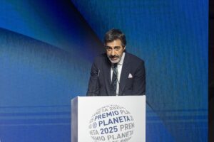 Quién es Juan del Val, el escritor y comunicador que ha ganado el Premio Planeta 2025