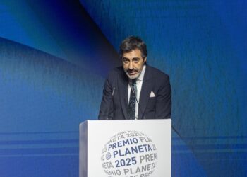 El escritor Juan del Val durante la gala de entrega del Premio Planeta de novela 2025  Museu Nacional d’Art de Catalunya (MNAC), a 15 de octubre de 2025, en Barcelona, Cataluña (España). La edición 2025 de los Premios Planeta, el más prestigioso y mejor dotado de la literatura española, bate récord con 1.320 obras presentadas. Hoy se conocerá el ganador del galardón, que recibirá un millón de euros y el finalista, 200.000. Las obras finalistas exploran temas actuales, con presencia destacada de jóvenes autores y diversidad de géneros.

LORENA SOPENA / Europa Press
PLANETA;PREMIOS PLANETA;CATALUÑA
15/10/2025