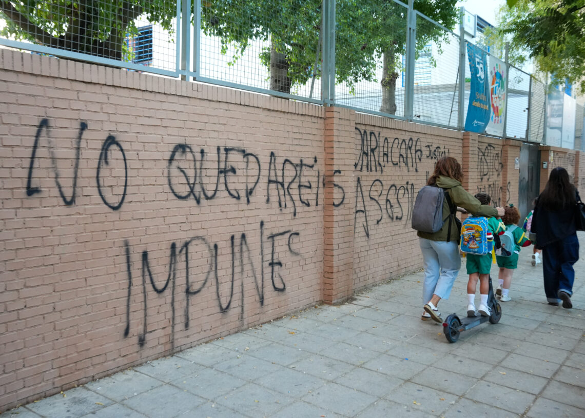 Pintadas en la fachada del Colegio Irlandesas Loreto. A 17 de octubre de 2025, en Sevilla (Andalucía, España).Varios centenares de familiares de menores escolarizados en el colegio Irlandesas Loreto de Sevilla se han concentrado este viernes en una plaza cercana a la vivienda de la joven de 14 años que este miércoles se precipitó desde un balcón en la calle Rafael Laffón, en la que han rendido homenaje a la menor y han denunciado presuntos casos de acoso escolar en el centro.

María José López / Europa Press
17/10/2025