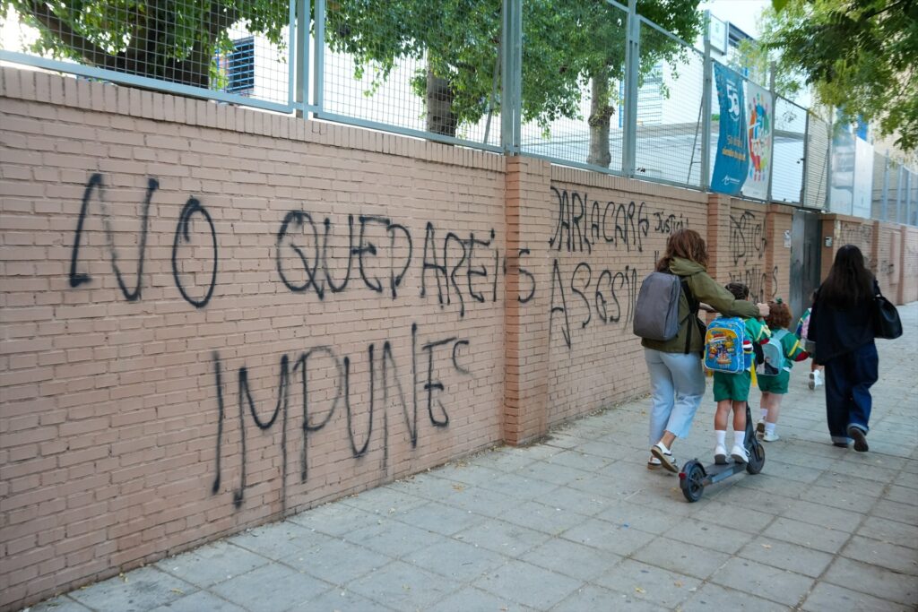 Pintadas en la fachada del Colegio Irlandesas Loreto, en el que estudiaba Sandra Peña. María José López/Europa Press.