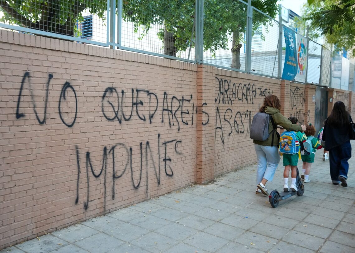 Pintadas en la fachada del Colegio Irlandesas Loreto, en el que estudiaba Sandra Peña. María José López/Europa Press.