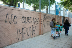 Pintadas de “asesinos” y “justicia” en el colegio de Sandra Peña tras su suicidio por acoso escolar: la familia irá a los tribunales