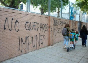 Pintadas en la fachada del Colegio Irlandesas Loreto. A 17 de octubre de 2025, en Sevilla (Andalucía, España).Varios centenares de familiares de menores escolarizados en el colegio Irlandesas Loreto de Sevilla se han concentrado este viernes en una plaza cercana a la vivienda de la joven de 14 años que este miércoles se precipitó desde un balcón en la calle Rafael Laffón, en la que han rendido homenaje a la menor y han denunciado presuntos casos de acoso escolar en el centro.

María José López / Europa Press
17/10/2025