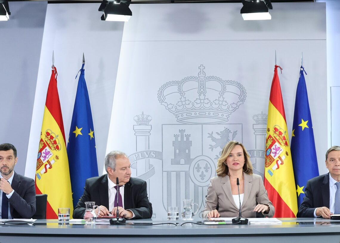 El ministro de Derechos Sociales, Consumo y Agenda 2030, Pablo Bustinduy, el ministro de Industria y Turismo, Jordi Hereu, la ministra de Educación, Formación Profesional y Deportes, Pilar Alegría, y el ministro de Agricultura, Pesca y Alimentación, Luis Planas, durante una rueda de prensa posterior a la reunión del Consejo de Ministros, en el Palacio de la Moncloa, a 21 de octubre de 2025, en Madrid (España).
Marta Fernández / Europa Press
21/10/2025