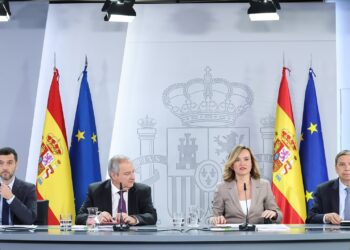 El ministro de Derechos Sociales, Consumo y Agenda 2030, Pablo Bustinduy, el ministro de Industria y Turismo, Jordi Hereu, la ministra de Educación, Formación Profesional y Deportes, Pilar Alegría, y el ministro de Agricultura, Pesca y Alimentación, Luis Planas, durante una rueda de prensa posterior a la reunión del Consejo de Ministros, en el Palacio de la Moncloa, a 21 de octubre de 2025, en Madrid (España).
Marta Fernández / Europa Press
21/10/2025