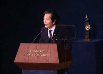 Byung-Chul Han, Premio Princesa de Asturias de Comunicación y Humanidades 2025, recibe el galardón durante la ceremonia de los Premios Princesa de Asturias 2025 celebrados en el Teatro Campoamor, a 24 de octubre de 2025, en Oviedo (España). a Fundación Princesa de Asturias ha diseñado un amplio programa compuesto por más de setenta actividades culturales con motivo de la cuadragésima quinta edición de los Premios Princesa de Asturias. Bajo el nombre de “Semana de los Premios”, se desarrolla entre los días 16 y 25 de octubre en Avilés, Colombres, Gijón, Oviedo y San Martín del Rey Aurelio. En esta edición, el programa incluye conciertos, ciclos de cine, exposiciones, instalaciones artísticas y talleres colectivos. Los galardonados protagonizarán encuentros con el público, reuniones con expertos en sus respectivos campos y actividades con estudiantes de varios centros de enseñanza de Asturias
Raúl Terrel / Europa Press
FAMOSOS;PREMIOS PRINCESA DE ASTURIAS
24/10/2025