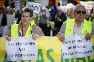 Miles de pensionistas se manifiestan en Madrid para exigir una pensión mínima igual al salario mínimo y blindar el sistema público