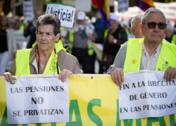 Manifestantes portan pancarta con lema 'Las pensiones no se privatizan', 'Fin a la brecha de género en las pensiones' durante una manifestación en defensa del Sistema Público de Pensiones, a 25 de octubre de 2025, en Madrid (España). La manifestación, convocada por la Confederación General del Trabajo (CGT) y otras organizaciones. La protesta busca reivindicar pensiones dignas, suficientes y públicas para todas las generaciones, recordando que es un derecho de toda la clase trabajadora, jóvenes y jubilados.
Fernando Sánchez / Europa Press
25 OCTUBRE 2025;MANIFESTACIÓN;JUBILADOS;JUBILACIÓN
25/10/2025