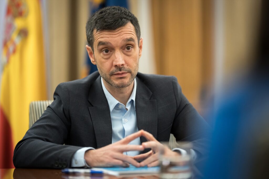 El ministro de Derechos Sociales, Consumo y Agenda 2030, Pablo Bustinduy, durante una reunión, en el Ministerio de Derechos Sociales, Consumo y Agenda 2030 | Diego Radamés (Europa Press).