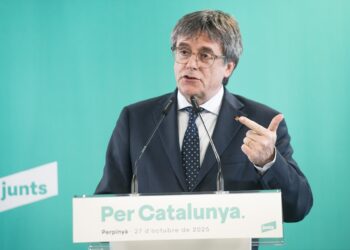 El presidente de Junts, Carles Puigdemont, durante una rueda de prensa, en el espacio Les 5 Éléments, a 27 de octubre de 2025, en Perpignan (Francia). 
Glòria Sánchez / Europa Press