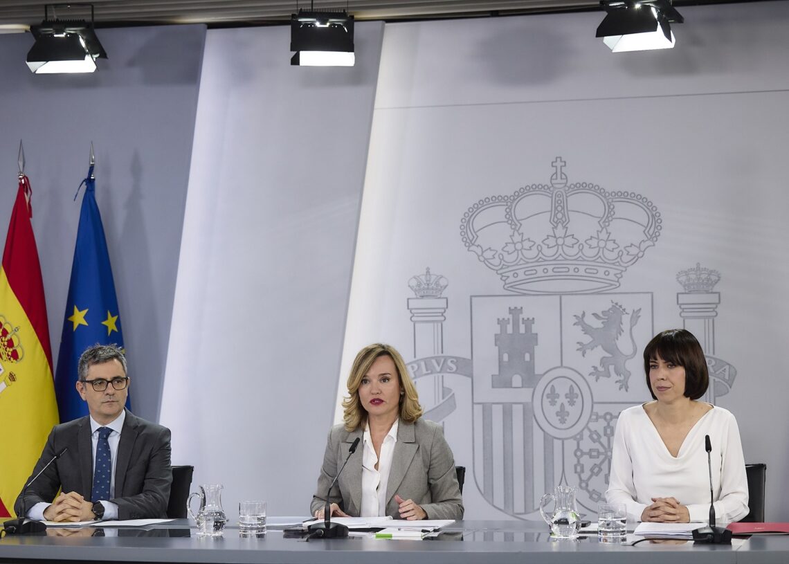(i-d) El ministro de Presidencia, Justicia y Relaciones con las Cortes, Félix Bolaños, la ministra de Educación, Formación Profesional y Deportes, Pilar Alegría, y la ministra de Ciencia, Innovación y Universidades, Diana Morant, durante una rueda de prensa posterior a la reunión del Consejo de Ministros, en el Palacio de la Moncloa, a 28 de octubre de 2025, en Madrid (España).
Jesús Hellín / Europa Press
28/10/2025