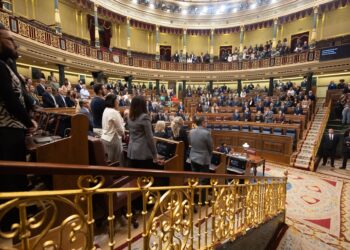 El hemiciclo del Congreso en un minuto de silencio, previo al pleno del Congreso de los Diputados, a 28 de octubre de 2025, en Madrid (España). El Pleno del Congreso debate y vota la proposición de ley registrada por el PP para modificar el Estatuto del Ministerio Fiscal con el fin de que el fiscal general del Estado deje de elegir al responsable de proteger los datos personales que maneja la institución.
Eduardo Parra / Europa Press
28/10/2025