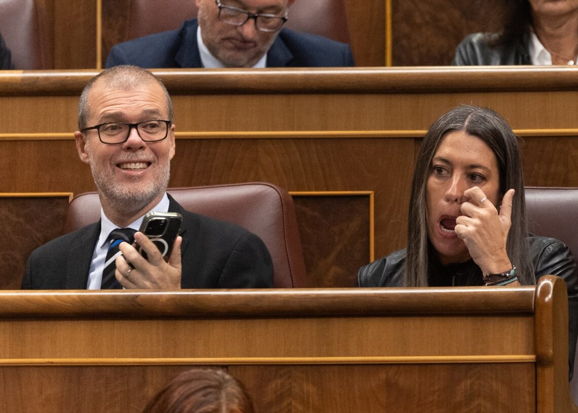 Los diputados de Junts, Miriam Nogueras y Josep María Cruset, durante una sesión de control, en el Congreso de los Diputados, a 29 de octubre de 2025, en Madrid (España). 
Eduardo Parra / Europa Press
29/10/2025