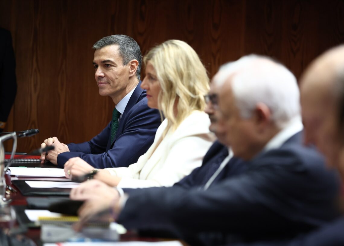El presidente del Gobierno, Pedro Sánchez, comparece en la Comisión de Investigación sobre el 'caso Koldo', en el Senado, a 30 de octubre de 2025, en Madrid (España). Sánchez, comparece ante la comisión de investigación sobre los contratos, licencias, concesiones y ayudas del Ejecutivo y del sector público vinculadas con la intermediación de Koldo García Izaguirre, exasesor del exministro José Luis Ábalos, y con las demás personas implicadas en la trama investigada en la Operación Delorme. La comisión pretende abordar las actuaciones del Gobierno en relación con estos contratos y los presuntos delitos de corrupción que puedan guardar relación, directa o indirectamente, con la trama investigada en la Operación Delorme.

Eduardo Parra / Europa Press
30/10/2025
