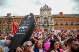 Miles de manifestantes llenan San Telmo para protestar contra Juanma Moreno por los fallos en los cribados del cáncer de mama: “Nuestra vida no puede esperar”