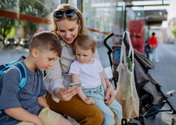 Una mujer con dos niños. Seguridad Social.