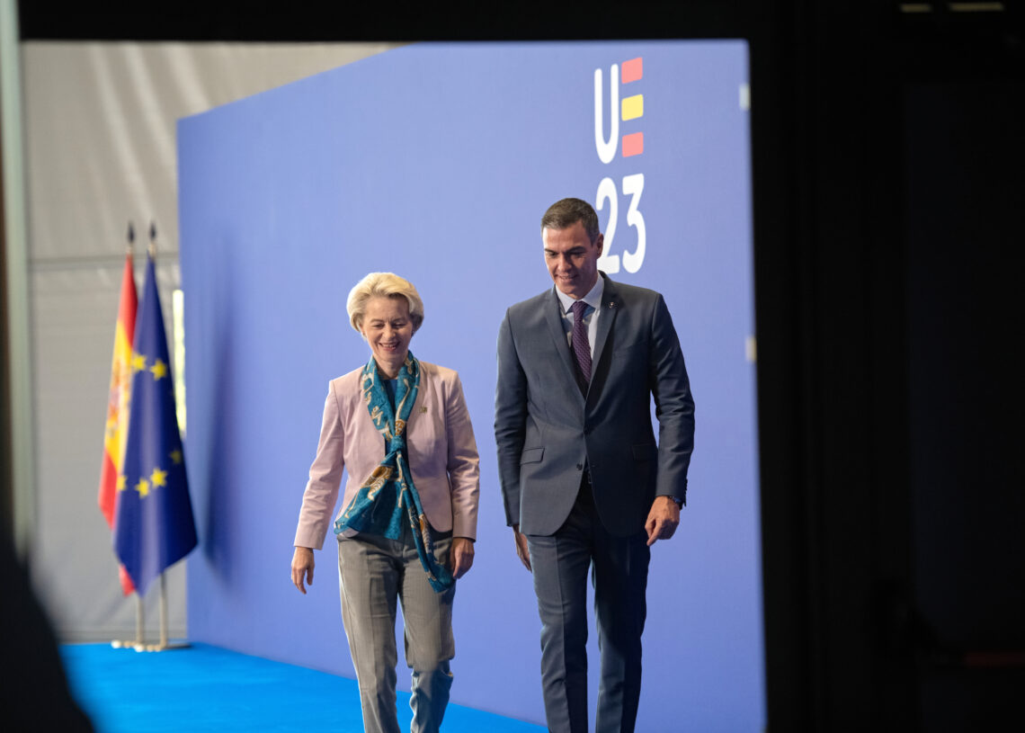 Ursula von der Leyen, on the left, and Pedro Snchez