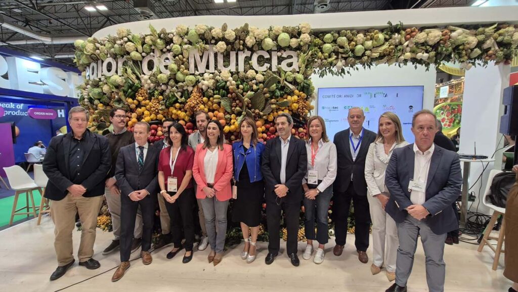 Sara Rubira en la foto de familia del comite organizador Datagri 2025
