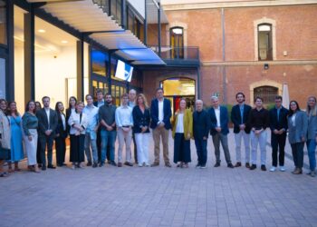 El ministro Óscar López, la rectora de la Universidad Nebrija Montserrat Gomendio y el presidente de AP 
institute Joan Navarro, con los alumnos y las alumnas del I Máster Ejecutivo de Asuntos Públicos de AP 
institute| Universidad Nebrija