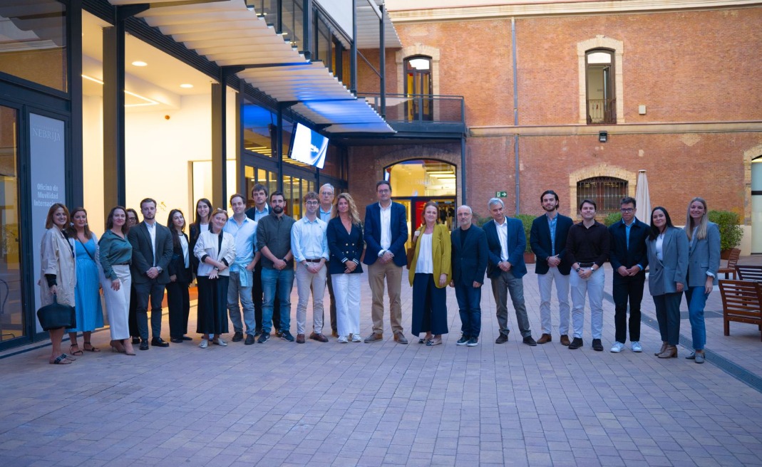 El ministro Óscar López, la rectora de la Universidad Nebrija Montserrat Gomendio y el presidente de AP 
institute Joan Navarro, con los alumnos y las alumnas del I Máster Ejecutivo de Asuntos Públicos de AP 
institute| Universidad Nebrija