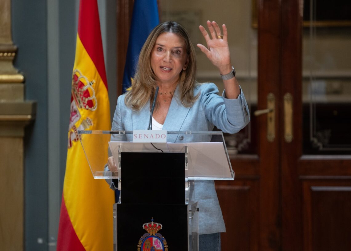La portavoz del PP en el Senado, Alicia García, durante una rueda de prensa, en el Senado, a 16 de octubre de 2025, en Madrid (España). García ha anunciado que la comparecencia del presidente del Gobierno en la comisión de investigación sobre todas las ramificaciones del 'caso Koldo' se producirá el jueves 30 de octubre a las 09:00 horas, un día después del funeral de Estado por las víctimas de la dana.

Alejandro Martínez Vélez / Europa Press
16/10/2025