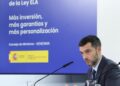 El ministro de Derechos Sociales, Consumo y Agenda 2030, Pablo Bustinduy, durante una rueda de prensa posterior a la reunión del Consejo de Ministros, en el Palacio de la Moncloa, a 21 de octubre de 2025, en Madrid (España). El Consejo de Ministros ha aprobado hoy el Decreto-ley que dota con 500 millones de euros la ley ELA para reforzar el Sistema para la Autonomía y Atención a la Dependencia (SAAD) y atender a los pacientes con esclerosis lateral amiotrófica (ELA) y otras enfermedades complejas, con la creación a su vez del Grado III+ de dependencia extrema. La norma se publicará este miércoles en el Boletín Oficial del Estado (BOE) y deberá ser convalidada por el Congreso en un plazo de 30 días.

Marta Fernández / Europa Press
21/10/2025