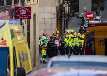 Agentes de Policía Nacional y trabajadores de emergencias en las inmediaciones dónde se ha derrumbado un edificio en obras, en la zona de Ópera
- Alejandro Martínez Vélez - Europa Press