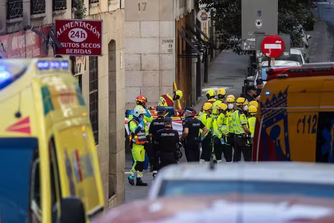 Agentes de Policía Nacional y trabajadores de emergencias en las inmediaciones dónde se ha derrumbado un edificio en obras, en la zona de Ópera
- Alejandro Martínez Vélez - Europa Press