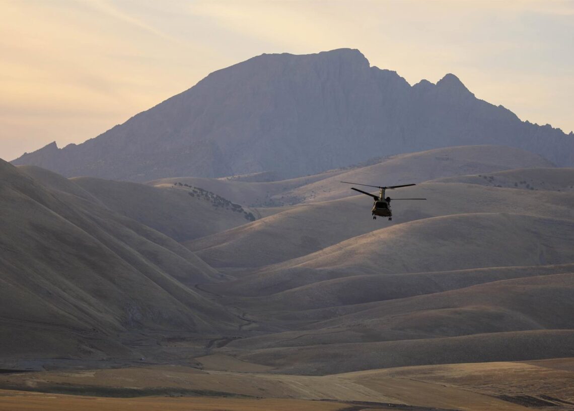 Archivo - Un helicóptero CH-47 Chinook, perteneciente a la Fuerza Especial Nighthawk del Ejército de Estados Unidos, sobrevuela las montañas cerca de la base aérea de Erbil, en IrakEuropa Press/Contacto/U.S. Army - Archivo