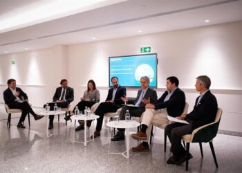 Desde la dcha. Los CEO de Altano, Miguel Sánchez, y Greening, Ignacio Salcedo, el experto Rafael Muñoz, el director de APPA Javier Lázaro, la alcaldesa de Padul, Celia Villena, y el delegado de la Junta, Antonio Granados, con el moderador, Francisco Morón.
—ARSENIO ZURITA-EUROPA PRESS