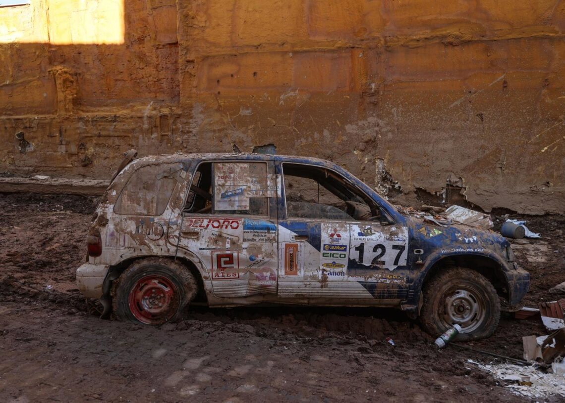 Archivo - Un coche destrozado tras la dana, a 28 de noviembre de 2024, en PaiportaRober Solsona - Europa Press - Archivo