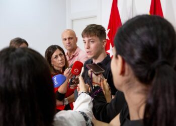 El portavoz en funciones de Más Madrid en el Ayuntamiento, Eduardo Rubiño, en una rueda de prensa.DAVID ATRENAL (MÁS MADRID)
